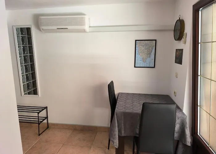 Little Gem 아파트 반졸레